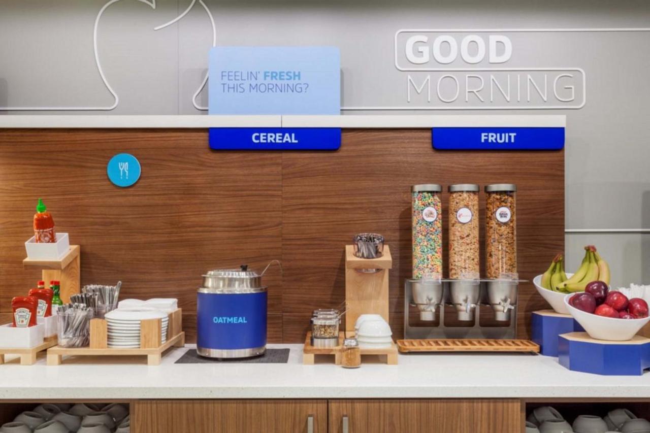 Holiday Inn Express Hotel And Suites Lincoln Airport By Ihg Экстерьер фото