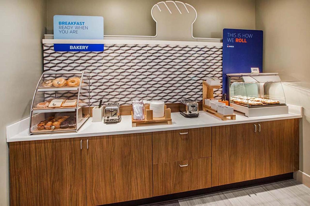 Holiday Inn Express Hotel And Suites Lincoln Airport By Ihg Экстерьер фото